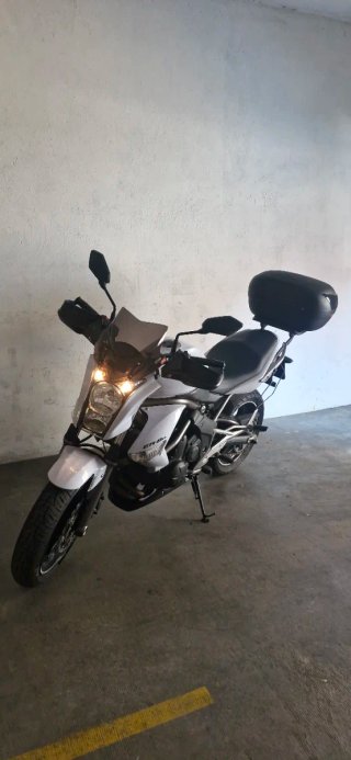 Kawasaki ER6n Blanca