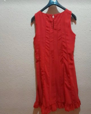 Vestido rojo con volantes y lazo