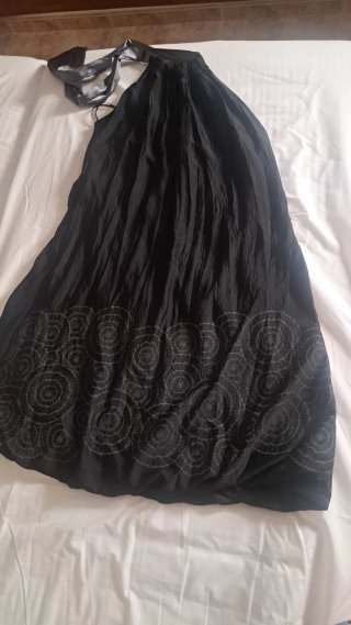 Vestido negro fiesta con detalle floral