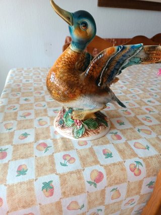Figura de pato de cerámica