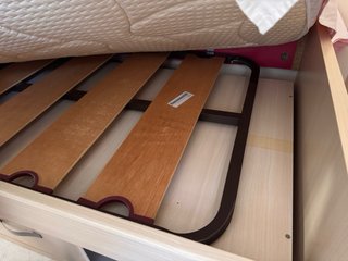 Estructura de cama 90x190 con somier y colchón