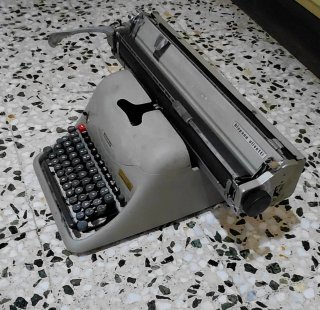 Máquina de escribir Hispano Olivetti Lexico 80