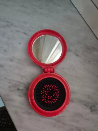 Pettine con specchio rosso