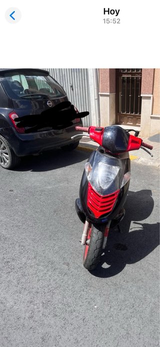 Aprilia Scooter Roja y Negra
