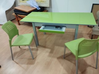 Mesa de cocina verde y gris con cajón