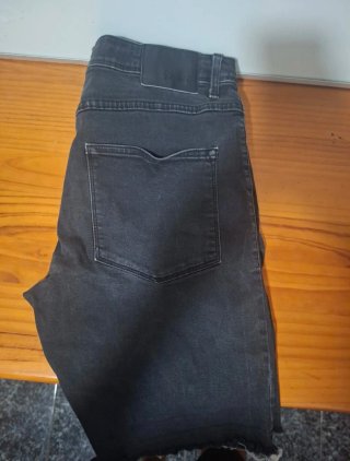 Pantalones vaqueros negros desgastados