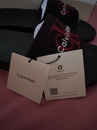 Chanclas Calvin Klein Negras y Rojas