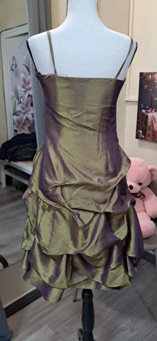Vestido verde y morado con volantes