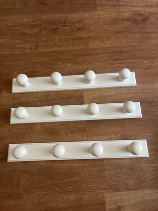 Colgador de madera blanco