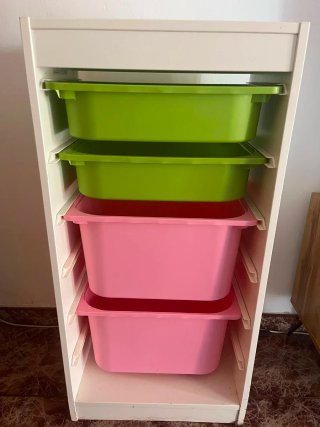 Mueble organizador con cajones de plástico