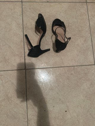 Tacones negros brillantes