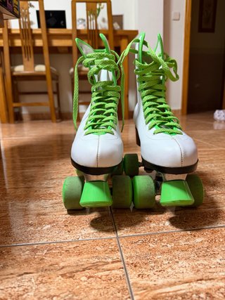 Patines de 4 ruedas blancos y verdes