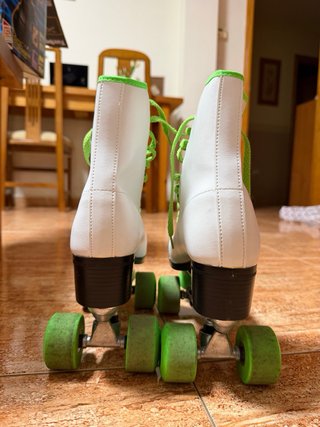 Patines de 4 ruedas blancos y verdes