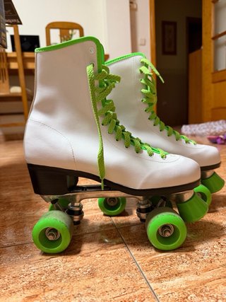 Patines de 4 ruedas blancos y verdes