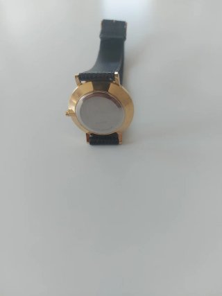 Elegante reloj Movado negro y dorado