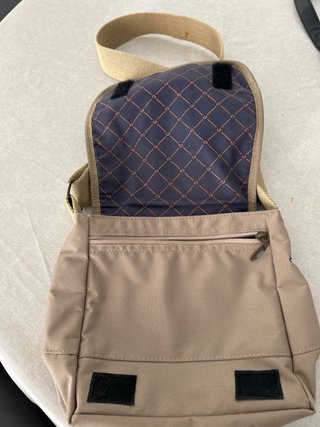 Bolso bandolera beige con flores amarillas