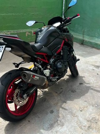 Kawasaki Z900 Negra y Roja a2