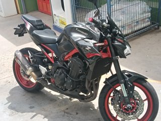 Kawasaki Z900 Negra y Roja a2