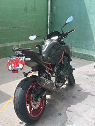 Kawasaki Z900 Negra y Roja a2