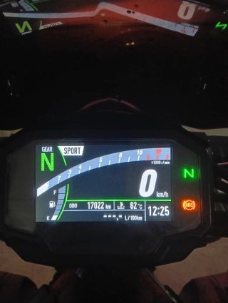 Kawasaki Z900 Negra y Roja a2