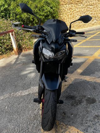 Kawasaki Z900 Negra y Roja a2
