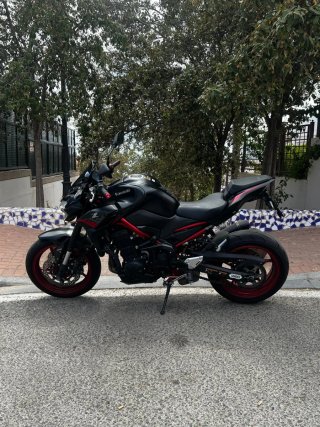 Kawasaki Z900 Negra y Roja a2