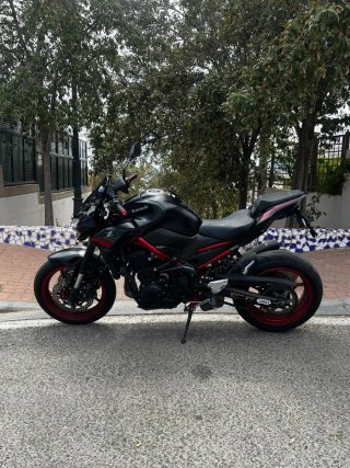 Kawasaki Z900 Negra y Roja a2