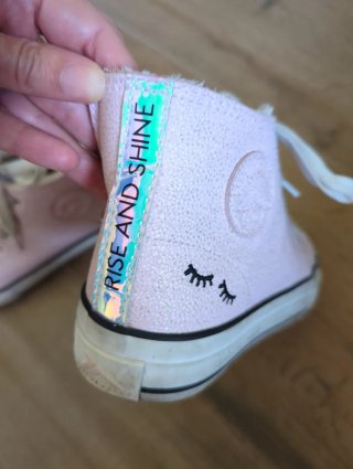 Zapatillas tipo Converse rosas y blancas