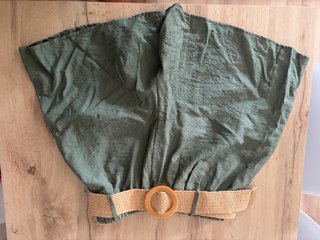 Short verde elastico con cinturón
