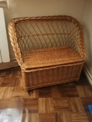 Sillón mimbre con baúl pequeño