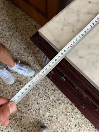 Cómoda de madera con tapa de mármol