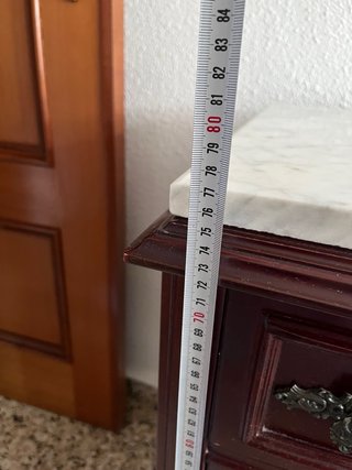 Cómoda de madera con tapa de mármol