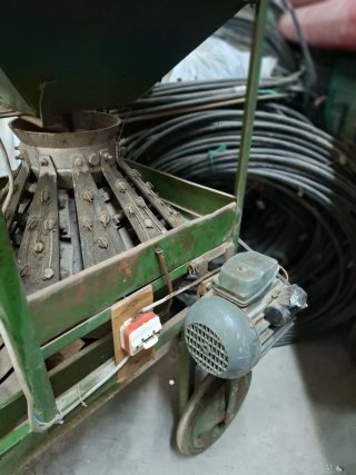 Máquina peladora y descapotadora almendras