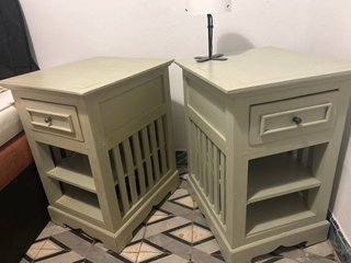 Mesitas de noche antiguas de madera