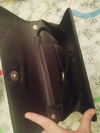 Bolso negro con adornos y asa