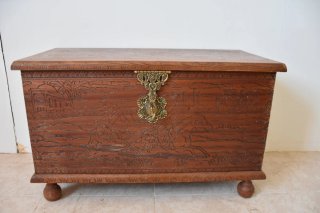 Antiguo arcón baúl de madera labrada