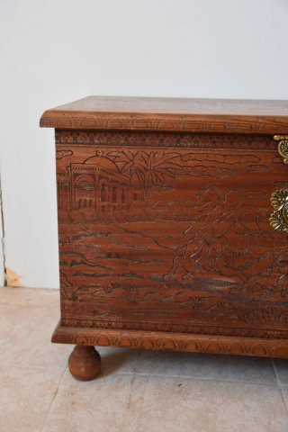 Antiguo arcón baúl de madera labrada