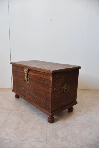 Antiguo arcón baúl de madera labrada