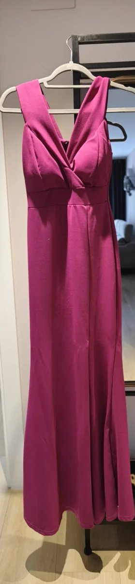 Vestido elegante de color magenta para eventos