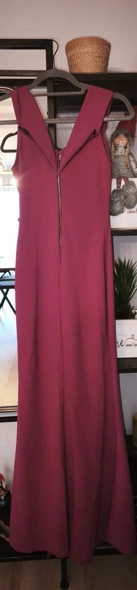 Vestido elegante de color magenta para eventos