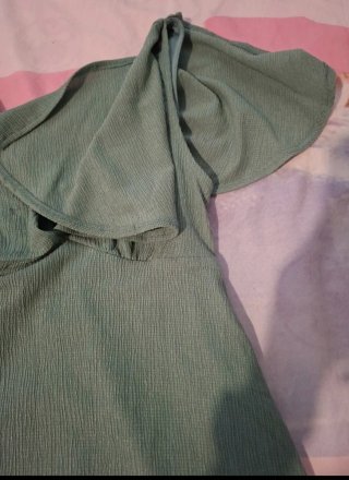 Vestido verde con mangas acampanadas