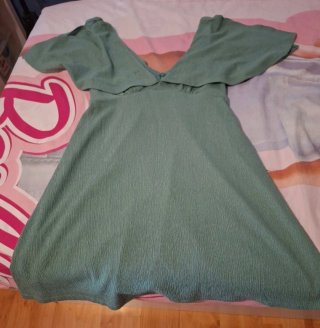 Vestido verde con mangas acampanadas