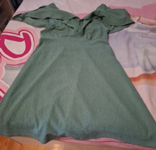 Vestido verde con mangas acampanadas