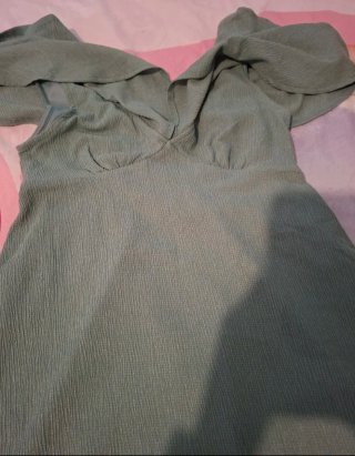 Vestido verde con mangas acampanadas