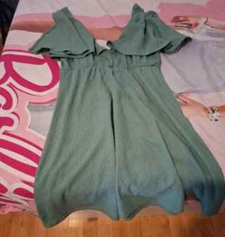 Vestido verde con mangas acampanadas