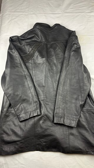 Chaqueta de piel negra