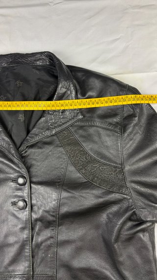 Chaqueta de piel negra
