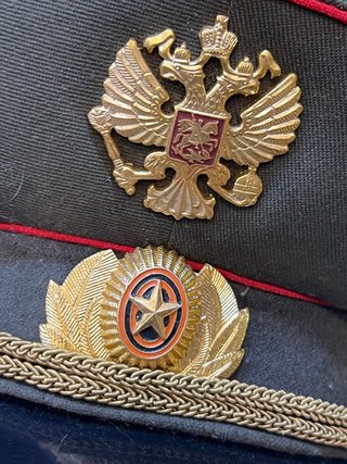 Gorra militar rusa con águila bicéfala