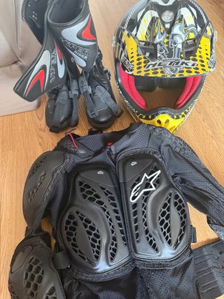 Casco, botas y protectores moto niño.