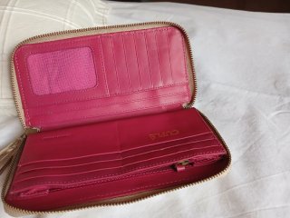 Cartera de mano dorada con textura piel